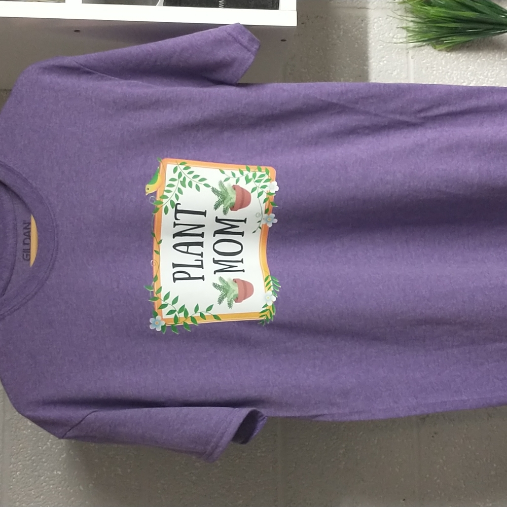 Plant mom t-shirt brand new size Medium